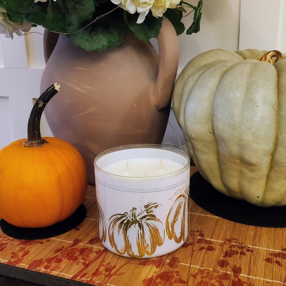 White Barn - Gingered White Pumpkin Carmel Glaze Candle - White / Gold NWT - Picture 4 of 6
